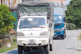 Ô tô nối nhau chạy trên đê Phù Đổng để trốn qua trạm thu phí. Ảnh: Ngọc Hải
