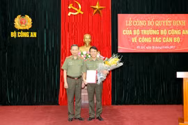 Bộ trưởng Tô Lâm trao Quyết định bổ nhiệm cho Thiếu tướng Lương Tam Quang giữ chức vụ Chánh Văn phòng Bộ Công an.