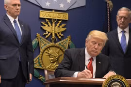 Tổng chưởng lý ở 16 bang của Hoa Kỳ phản đối lệnh cấm của ông Trump. (ảnh minh họa, ông Trump ở Bộ Quốc phòng Mỹ)