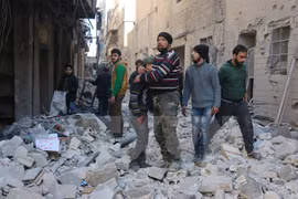 Người dân Syria tại một thị trấn từng bị Mặt trận Al-Nusra chiếm đóng. (Nguồn: AFP/TTXVN)