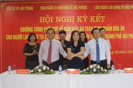 Lãnh đạo Sở Y tế Hải Phòng, Ban Quản lý Khu kinh tế và Liên đoàn Lao động thành phố ký kết Chương trình phối hợp. Ảnh: Phạm Sen