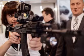 Nhà sản xuất vũ khí cá nhân lớn nhất của Nga là tập đoàn "Kalashnikov" (súng AK) dự kiến đến năm 2017 sẽ tăng gấp đôi doanh số bán hàng.