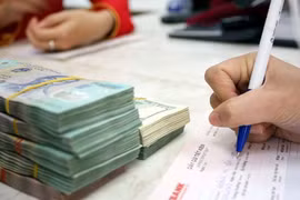 Để tăng nguồn tiền phục vụ cho nhu cầu tín dụng tiêu dùng trong những tháng cuối năm, hàng loạt ngân hàng thương mại đã tăng lãi suất huy động