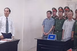 Vũ "nhôm" và các bị can nghe tuyên án chiều 30/7. Ảnh chụp từ clip, qua màn hình.