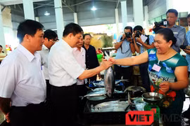 Phó Chủ tịch UBND TP Đà Nẵng Dặng Việt Dũng mua cá tại điểm bán được cấp giấy chứng nhận của Chi Cục quản lý chất lượng nông lâm thủy sản (Sở NN & PTNT Đà Nẵng)
