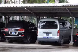 Tỉnh nghèo xài sang: Xe công đã thừa, sao vẫn cần thêm Lexus?