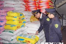 Đoàn thanh tra Chi Cục Thú y kiểm tra đại lý thức ăn chăn nuôi tại Bắc Giang.