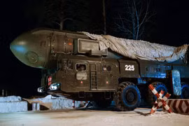 Tổ hợp tên lửa cơ động "Topol" thuộc đơn vị hỗn hợp Novosibirsk trong thời gian thi hành nhiệm vụ trực chiến tại khu vực Novosibirsk