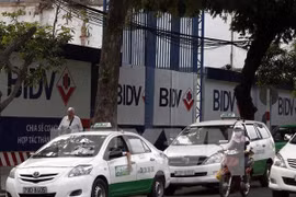 Các hãng taxi truyền thống sẽ phải chuyển đổi mô hình quản lý trước sự cạnh tranh gay gắt của Grab và Uber. (Ảnh: TTXVN)