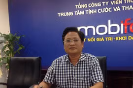 Ông Nguyễn Khắc Lịch, Phó giám đốc Trung tâm Ứng cứu khẩn cấp máy tính Việt Nam (VNCERT) giám sát việc khóa sim rác ở MobiFone. Ảnh: Kiều Vui. 