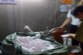 Mỹ phẩm cao cấp được sản xuất như nấu cám lợn. Ảnh: Đức Huy.