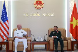Đại tướng Đỗ Bá Tỵ, Tổng Tham mưu trưởng Quân đội nhân dân Việt Nam tiếp Đô đốc Scott Swift, Tư lệnh Hạm đội Thái Bình Dương. (Ảnh: Hồng Pha/TTXVN)