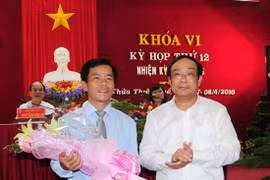 Chủ tịch UBND tỉnh Nguyễn Văn Cao tặng hoa chúc mừng ông Nguyễn Văn Phương (bên trái).