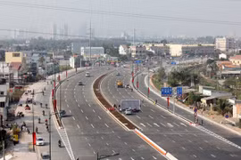 Mỗi dự án cầu, đường có vốn đầu tư rất lớn nên việc huy động vốn luôn gặp nhiều khó khăn - Ảnh: Anh Quân