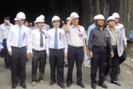 Ông Đào Tấn Lộc (thứ 4 từ trái sang), nguyên Bí thư Tỉnh ủy Phú Yên trong 1 lần thăm dự án Hầm đường bộ đèo Cả