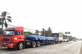 Nhiều xe nối đuôi nhau chờ hết giờ cấm lưu thông trên Quốc lộ 1