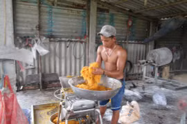 Chà bông màu bắt mắt được sản xuất hết sức dơ bẩn