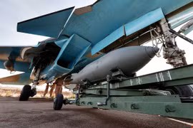 Clip cận cảnh cách “thú mỏ vịt” Su-34 ném bom đánh IS
