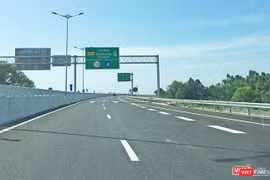 Cao tốc Đà Nẵng - Quảng Ngãi vừa thông xe đã hỏng, phải bóc bỏ nhiều đoạn mặt đường để làm lại. Ảnh: Xuân Mai