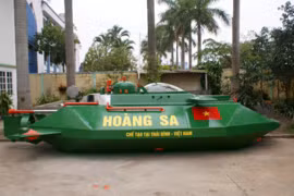 Tàu ngầm mini Hoàng Sa được sơn màu xanh