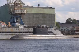 Tàu ngầm Kilo trước vùng nước của Nhà máy Admiralty ở St. Petersburg, Nga - Ảnh: Nhà máy