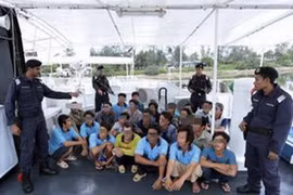 Các ngư dân Việt Nam bị MMEA bắt giữ. (Nguồn: bernama.com)