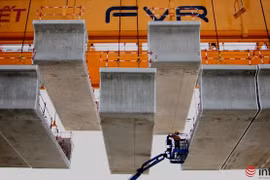 Các dự án xây dựng metro đều cần có số vốn rất lớn. Trong ảnh là cảnh lắp các đốt dầm tại tuyến metro số 1 (Bến Thành - Suối Tiên