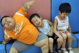 Nhiều trẻ em béo phì, nước ngọt phải "chịu trận". Ảnh minh họa: Báo PNVN
