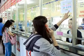 Nhiều hãng xe ở Bến xe Miền Đông dán thông báo hết vé vào những ngày cao điểm Tết