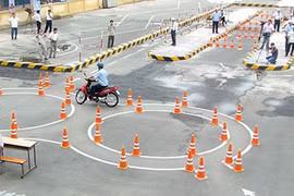 Trường dạy lái xe cần mặt bằng để thực hành lái xe chứ không cần phải phòng ốc hoành tráng để học lý thuyết. 