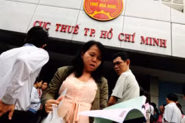 Doanh nghiệp và người dân khi đi làm thủ tục quyết toán thuế