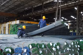 Hiện giá thép bán lẻ trên thị trường đã về mức 11.000 - 11.500 đồng/kg, thấp hơn 15% so với thời điểm cuối tháng 3.