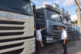 Xe tải Trung Quốc được bày bán nhiều tại một đại lý ở TP.HCM. Ảnh: QUANG HUY