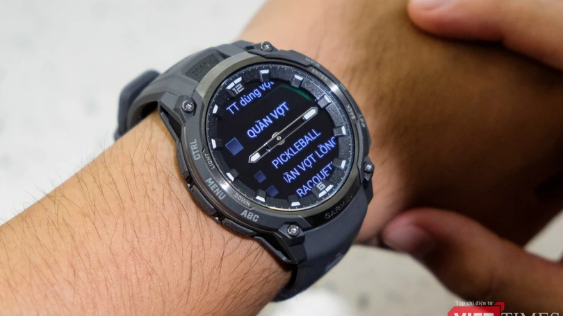 Đồng hồ Garmin Instinct Crossover AMOLED giá 17 triệu đồng có gì mạnh so với đối thủ?