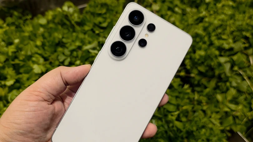 YouTuber tại Dubai mở hộp Galaxy S26 Ultra trước ngày Samsung công bố