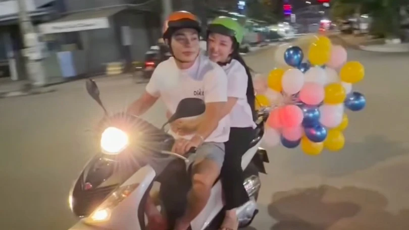 Lê Dương Bảo Lâm kéo theo chùm bóng bay ở phía sau, tiềm ẩn nguy cơ cản trở giao thông. Ảnh: Cắt từ clip.