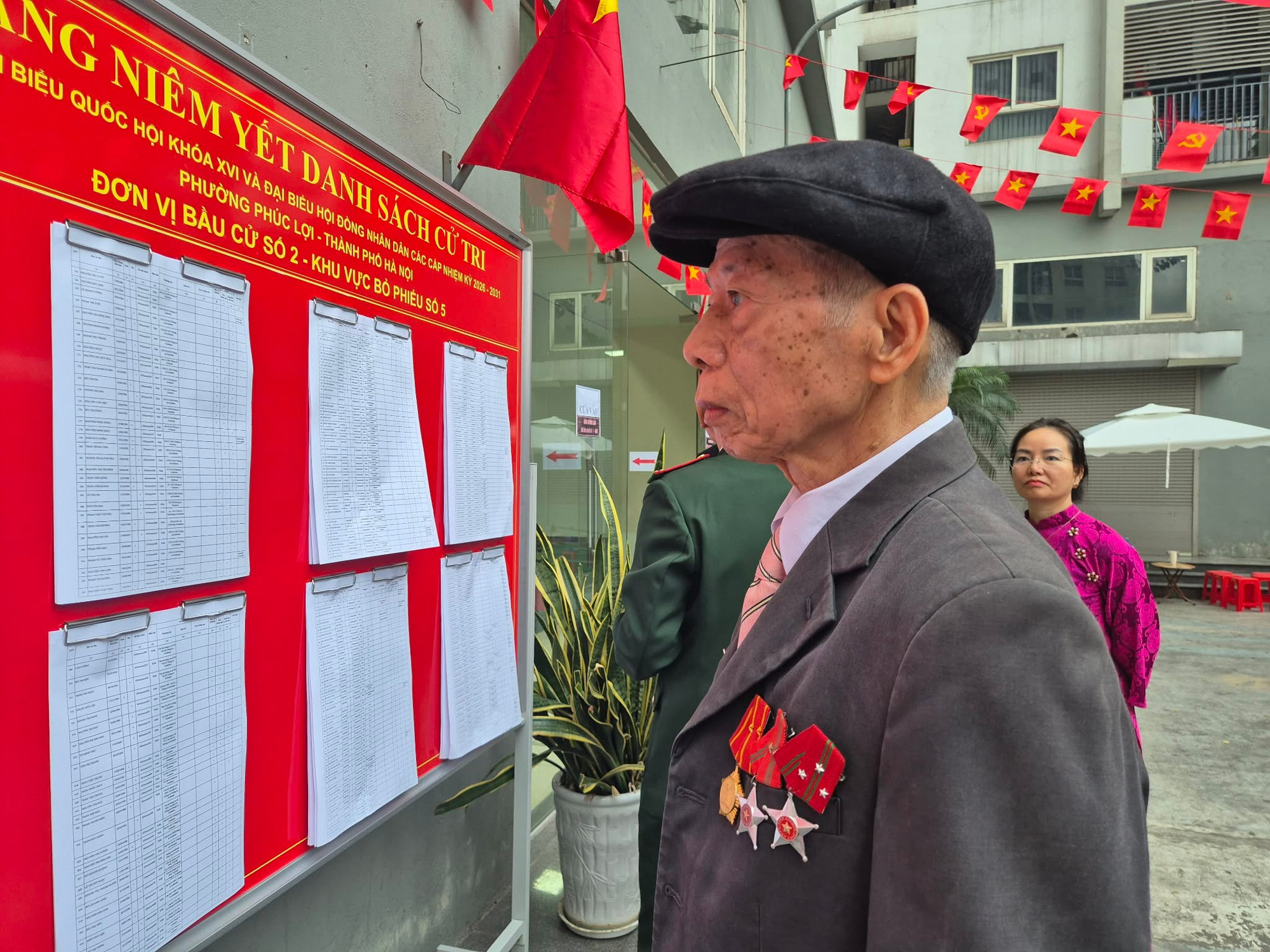 Cụ Trần Kim Đậu, cựu chiến binh với 60 năm tuổi Đảng, cho biết dù đã chứng kiến đất nước đi qua nhiều giai đoạn từ khó khăn đến đổi mới, phát triển, nhưng cảm xúc cầm lá phiếu đi bầu cử của ông vẫn vẹn nguyên như lần đầu. Ảnh: V.L.