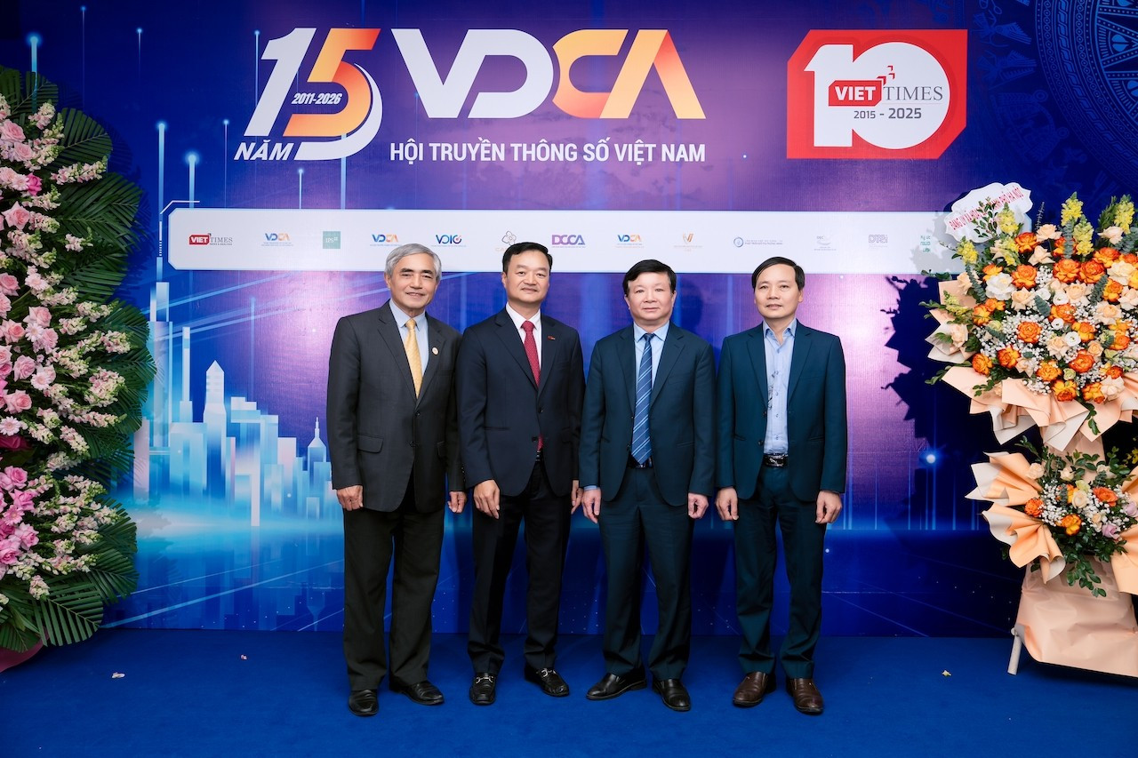 Tối 18/12, Hội Truyền thông số Việt Nam - VDCA phối hợp với Tạp chí điện tử VietTimes tổ chức Lễ kỷ niệm 15 năm thành lập Hội và 10 năm Ngày thành lập Tạp chí. Trong ảnh từ trái qua phải, Chủ tịch VDCA Nguyễn Minh Hồng và ông Nguyễn Bá Kiên, Tổng biên tập Tạp chí VietTimes chụp hình lưu niệm cùng các vị khách mời tới dự sự kiện.