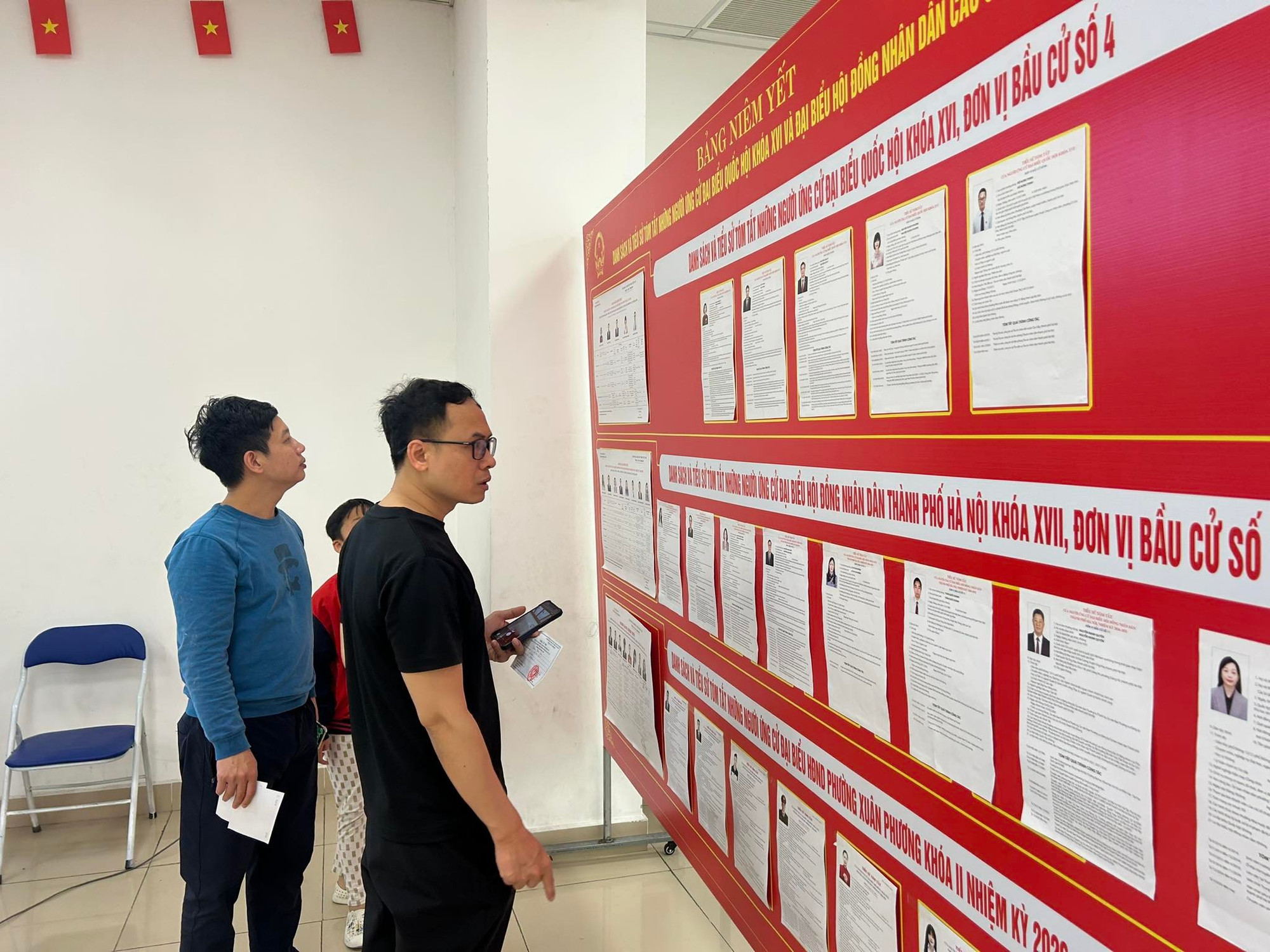 Tại phường Xuân Phương, Hà Nội, người dân xem danh sách ứng cử viên được niêm yết tại khu vực bỏ phiếu số 8 trước khi bầu cử. Ảnh: Quỳnh An.