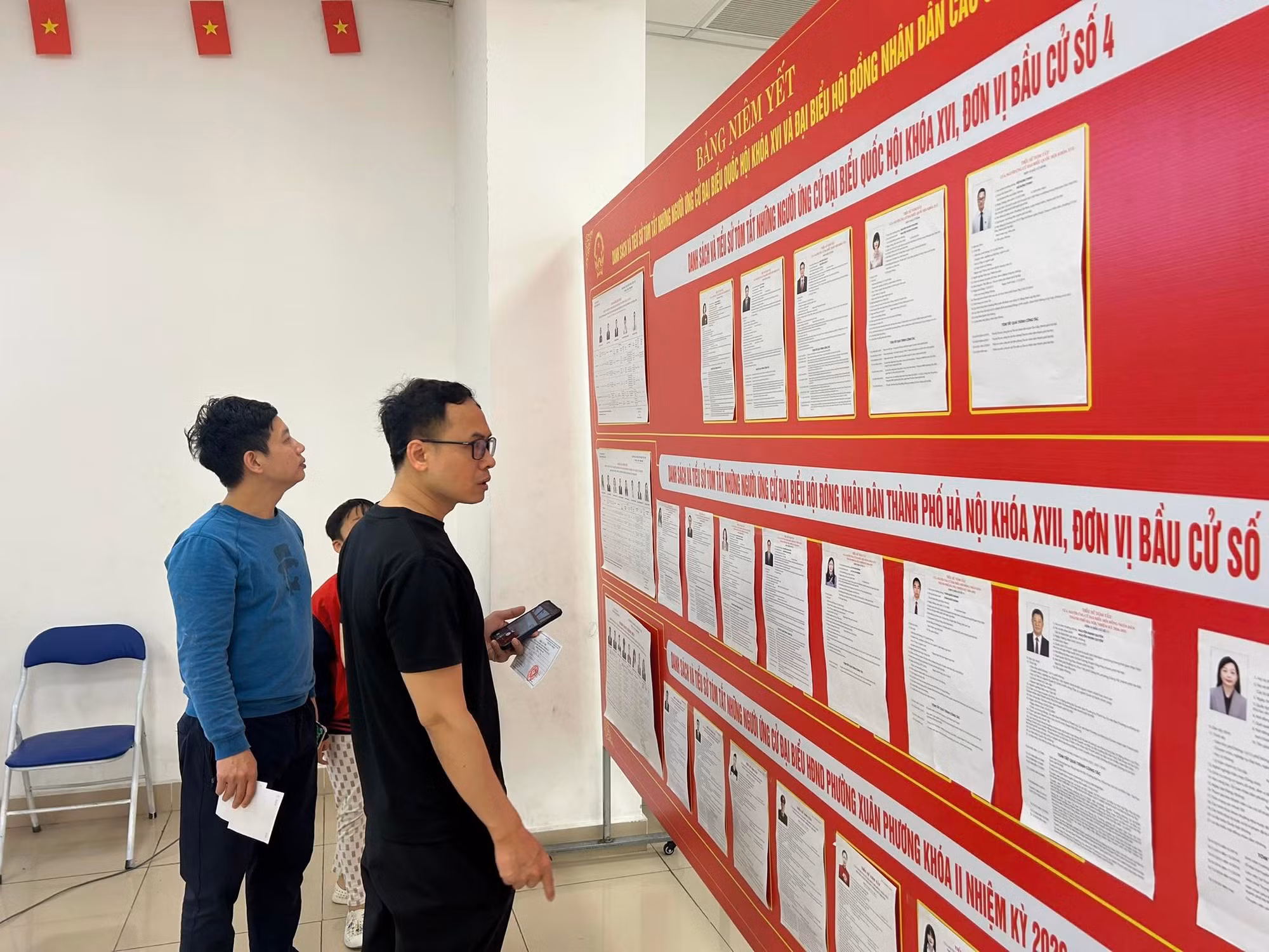 Tại phường Xuân Phương, Hà Nội, người dân xem danh sách ứng cử viên được niêm yết tại khu vực bỏ phiếu số 8 trước khi bầu cử. Ảnh: Quỳnh An.