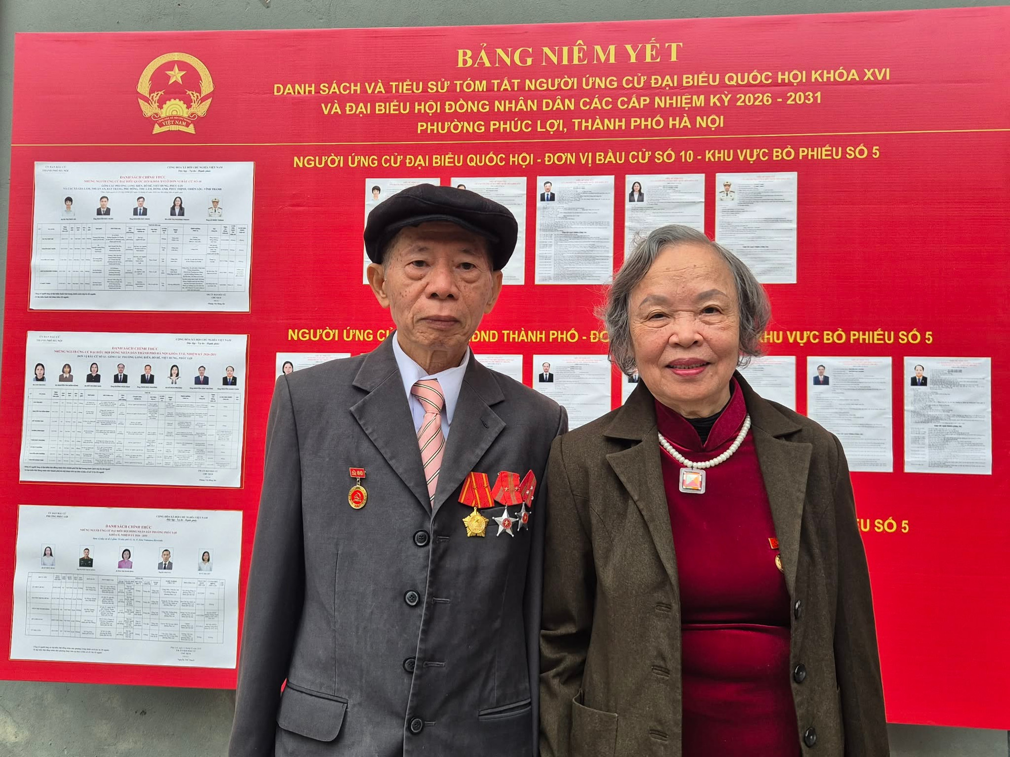 Ông Trần Kim Đậu cùng vợ mình là bà Nguyễn Thị Oanh (80 tuổi) là khách mời đến dự buổi khai mạc bầu cử tại điểm bỏ phiếu số 5, phường Phúc Lợi, TP Hà Nội, từ lúc 6h sáng. Ảnh: V.L.