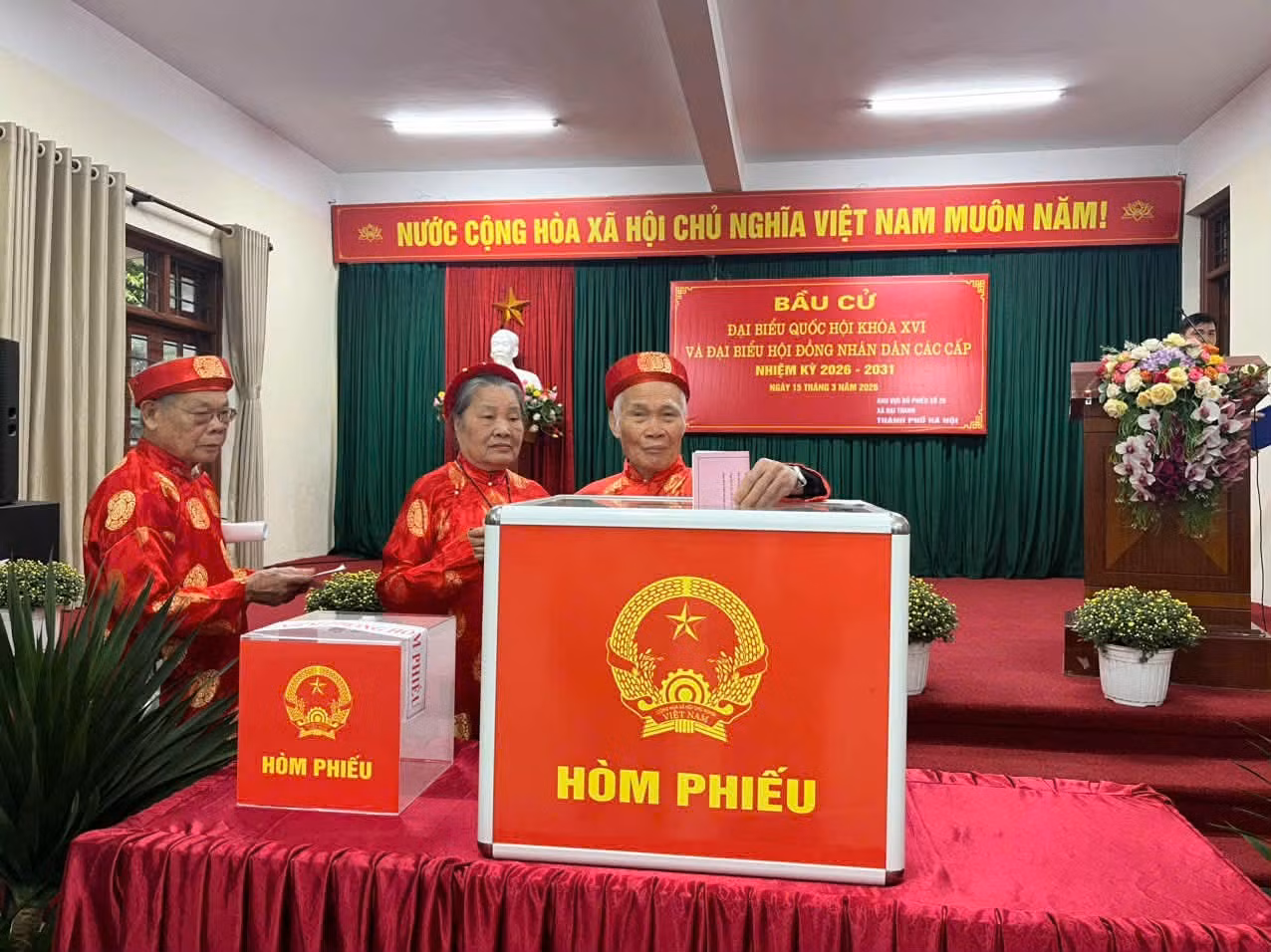 Các cử tri tại xã Đại Thanh, TP Hà Nội háo hức bỏ lá phiếu, tham gia Ngày hội bầu cử trong không khí phấn khởi và trang nghiêm. Ảnh: V.Đ.