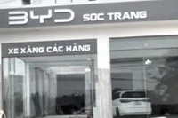 Hình ảnh showroom BYD Sóc Trăng đang trong quá trình hoàn thiện và đã có xe trưng bày bên trong. Ảnh: MXH.