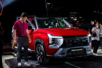 Mitsubishi Destinator ra mắt vào giai đoạn cuối năm với giá 780 - 855 triệu đồng. Mẫu xe này nhắm đúng nhu cầu gia đình cần không gian rộng và tính đa dụng với cấu hình 3 hàng ghế. Destinator dùng động cơ 1.5 tăng áp cho công suất khoảng 163 mã lực, đi kèm những trang bị nổi bật như màn hình giải trí lớn hỗ trợ Apple CarPlay/Android Auto, điều hòa cho hàng ghế sau, phanh tay điện tử. Ảnh: Mitsubishi.