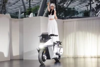 Omo X được trang bị mô-đun Control Moment Gyroscope giúp xe tự giữ thăng bằng, có thể đứng vững ngay cả khi dừng mà không cần chân chống. Ảnh: Omoway.