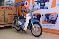 Super Cub 50 Final Edition mang phối màu trắng xanh, gợi nhớ đến những thế hệ đầu tiên của mẫu xe này ở thập niên 1950 - 1960. Ảnh: Võ Motor.