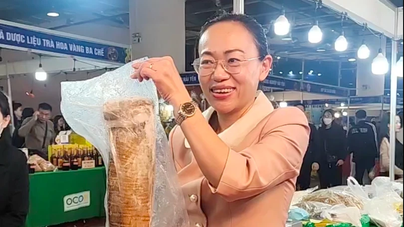 Livestream bán hải sản, Bí thư đặc khu Cô Tô giúp bà con bán hàng mỏi tay