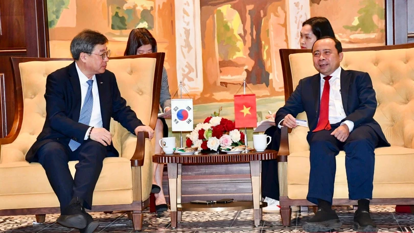 Thứ trưởng Thường trực Vũ Hải Quân làm việc với Chủ tịch NIPA Park Yunkyu.