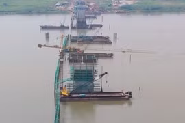Cầu Hồng Hà bắc qua sông Hồng sắp thành hình