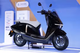 Honda UC3 dùng mô tơ đặt ở bánh sau, pin LFP cố định và cốp 26 lít, tầm hoạt động công bố hơn 120 km mỗi lần sạc. Ảnh: Thairath.